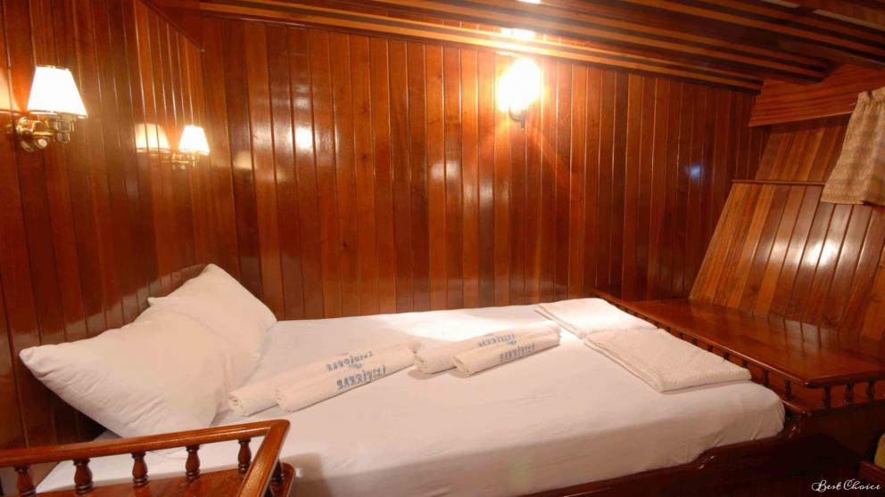 Спальня в минималистичном дизайне для двоих человек с одной общей кроватью